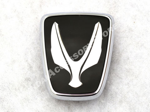 hyundai_equus_rear_euro_emblem.jpg